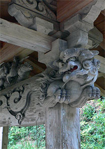 刈羽村十日市の白山神社手水舎彫刻