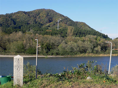 村上市泉町の稲荷神社旧跡の碑