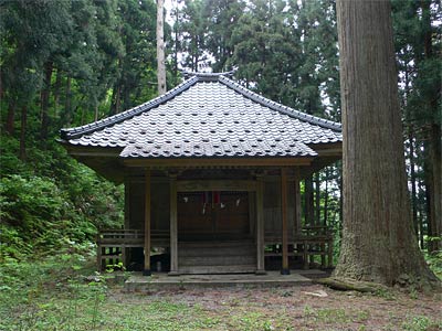 関川村鮖谷の瀧神社拝殿正面
