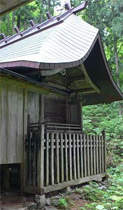 関川村鮖谷の瀧神社本殿
