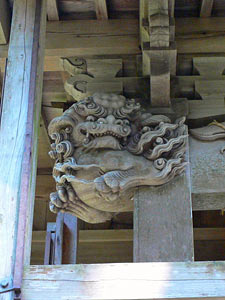和島村阿弥陀瀬の白山神社拝殿の彫刻（左）