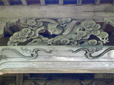 村上市岩崩の鷲巣神社拝殿向拝の鷲の彫刻