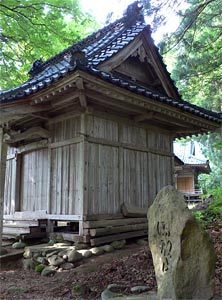 村上市岩崩の鷲巣神社境内の大山祇神社から本社を見る
