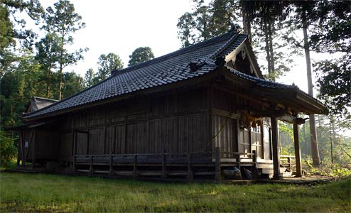 村上市布部の鷲麻神社社殿全景