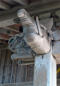 村上市布部の鷲麻神社拝殿向拝木鼻