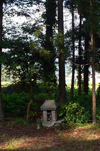 村上市布部の鷲麻神社境内の石祠