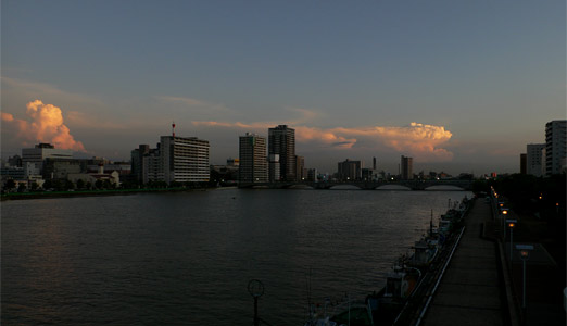 盛夏の信濃川と万代橋の夕景