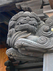 寄合町の金刀比羅神社拝殿向拝木鼻（左）