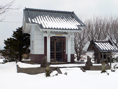 雪に覆われた赤塚神明社の社殿