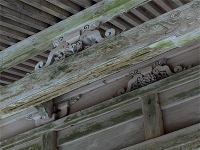 弥彦神社境内の十柱神社向拝部分