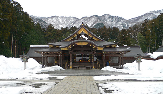 弥彦神社拝殿正面（冬）