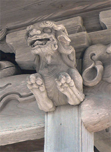 聖籠町蓮潟の河内神社拝殿の向拝柱木鼻