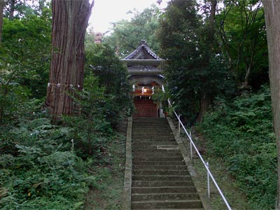 上越市五智の愛宕神社参道から社殿を見る