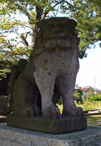 燕市桜町の諏訪八幡社狛犬（吽形）