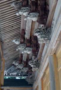 長岡市小貫の羽黒神社拝殿隅垂木彫刻