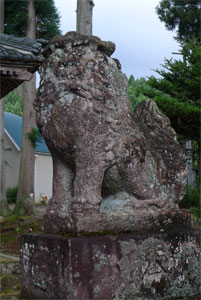 阿賀野市湯沢の神明宮境内狛犬（吽形）