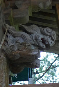 三条市遅場の稲荷神社拝殿の彫刻（木鼻）