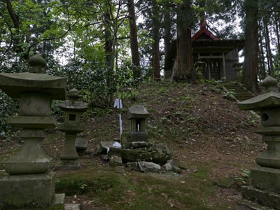 旧吉川町高沢入の諏訪社境内石祠