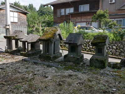 長岡市栃尾原町の原神社境内の石祠