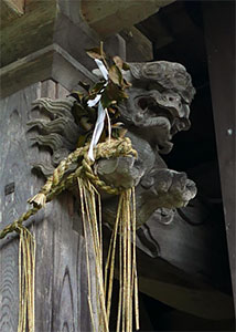 長岡市巻渕の巻渕神社社殿向拝柱彫刻