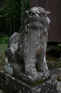 長岡市巻渕の巻渕神社狛犬（吽形）