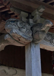 村上市下渡熊野神社拝殿向拝柱彫刻