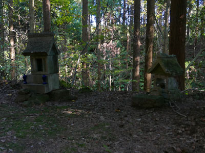 村上市下渡の熊野神社境内石祠