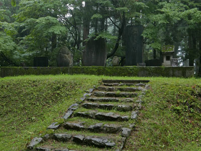 長岡市山古志虫亀の諏訪神社境内石碑
