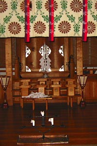 牡丹山の諏訪神社拝殿内部