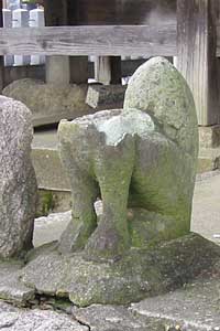 瑞穂神社社殿わきの石像