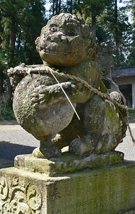 亀都起神社拝殿前の狛犬