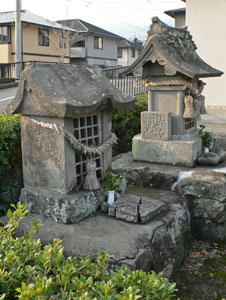 太田の天満神社境内の石祠