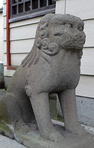 劔八幡宮境内の稲荷神社狛犬（吽像）