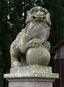 東椎屋の熊野神社狛犬（吽形）