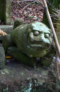 安心院町荘の大山神社境内石狛犬