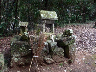 安心院町荘の大山神社境内の石祠