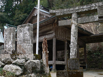 大分市安藤の中須八幡社拝殿側面