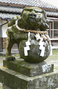 豊岡の八津島神社参道狛犬