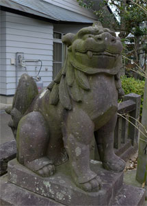 楠木生の八幡神社境内の狛犬（吽形）