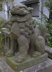 楠木生の八幡神社境内の狛犬（阿形）