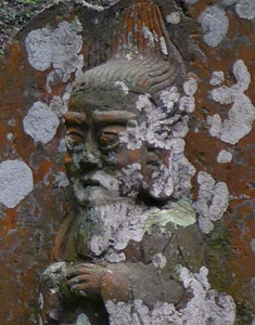 大分市上芹の熊野神社境内石像頭部