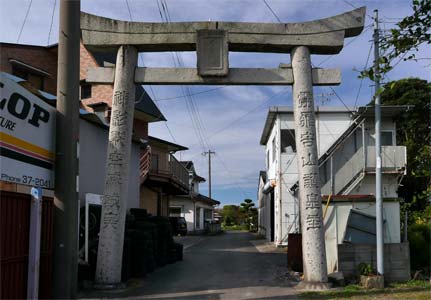 鷹居神社の参道入り口