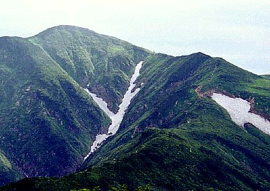 大朝日岳とガンガラ沢の雪渓